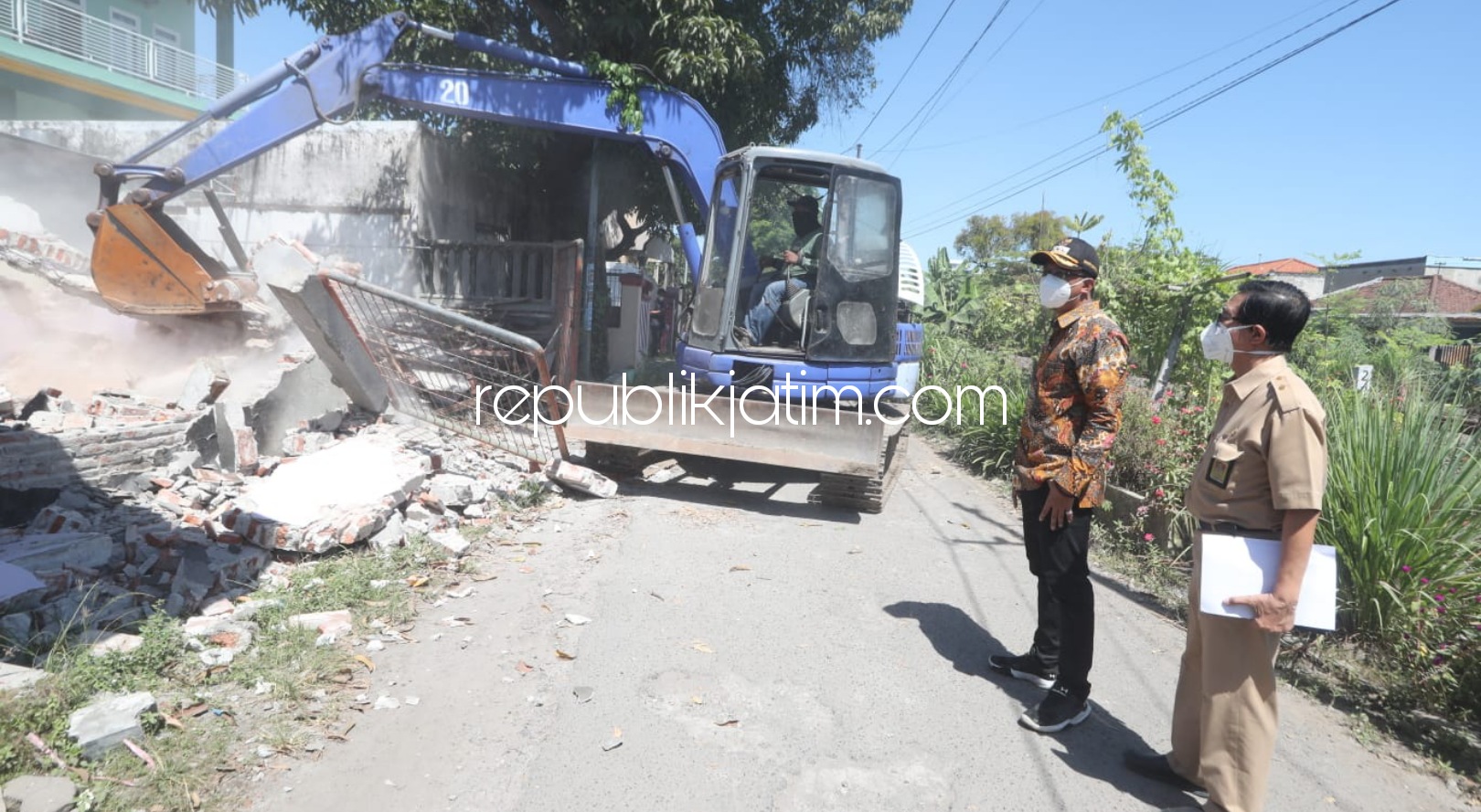 Pemkab Sidoarjo Terjunkan Alat Berat Robohkan Bangunan untuk Percepatan Pembangunan Frontage Road