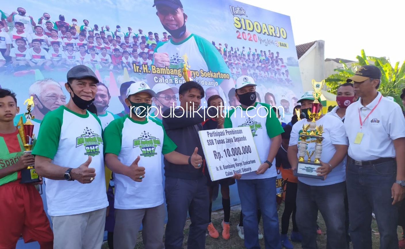 Komitmen Kembangkan Sepakbola Sidoarjo, BHS Bantu Rp 10 Juta Untuk SSB Tunas Jaya Sepande