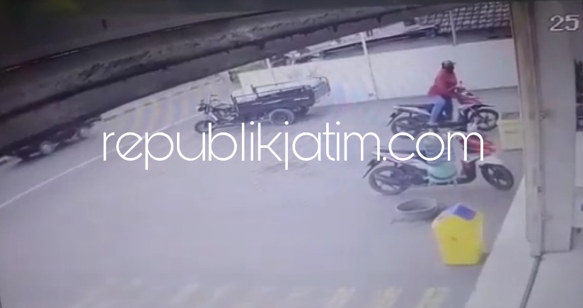 Terekam CCTV, Pasutri Pencuri Beraksi 30 Detik Gondol Motor di Parkiran Minimarket Balongbendo