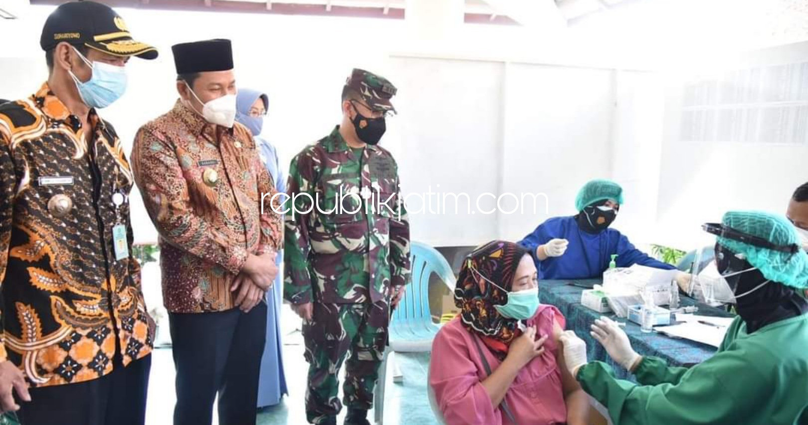 Kejar Target Herd Imunity, Wabup Sidoarjo dan Danlanud Tinjau Vaksinasi Warga Desa Sedati Agung