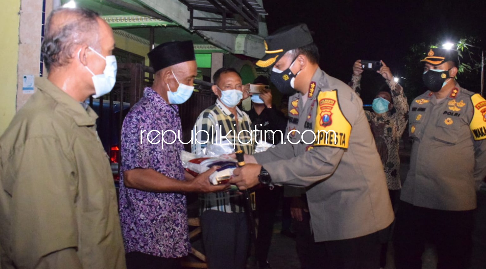 Kapolresta Sidoarjo Salurkan Bansos Dampak Pandemi Covid-19 ke Penggali Makam dan Nelayan Pesisir