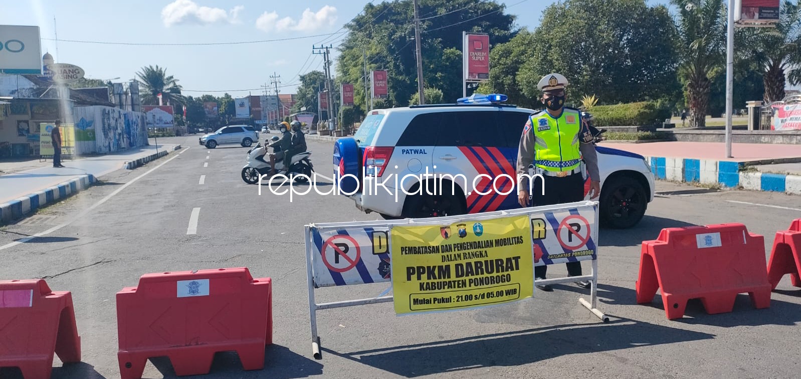 Jalan Seputar Alun-Alun Ponorogo Ditutup Untuk Pembatasan Mobilitas Warga dan PKL