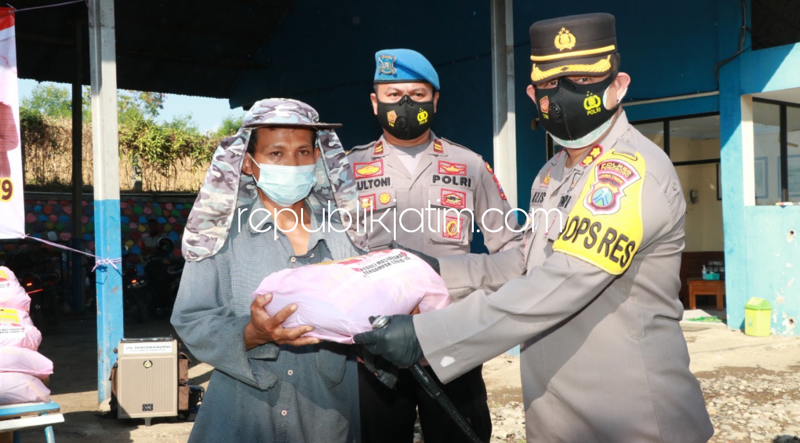 Kapolres Serahkan Puluhan Paket Sembako untuk Pemulung TPA Mrican Ponorogo