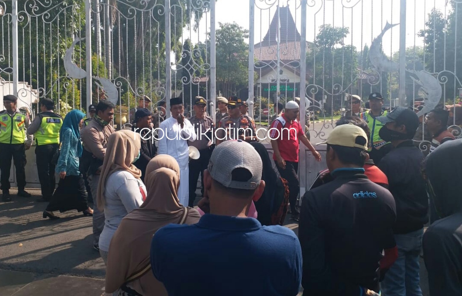 Warung di Gemurung Terancam Dibongkar, Puluhan Pemilik Luruk Pendopo