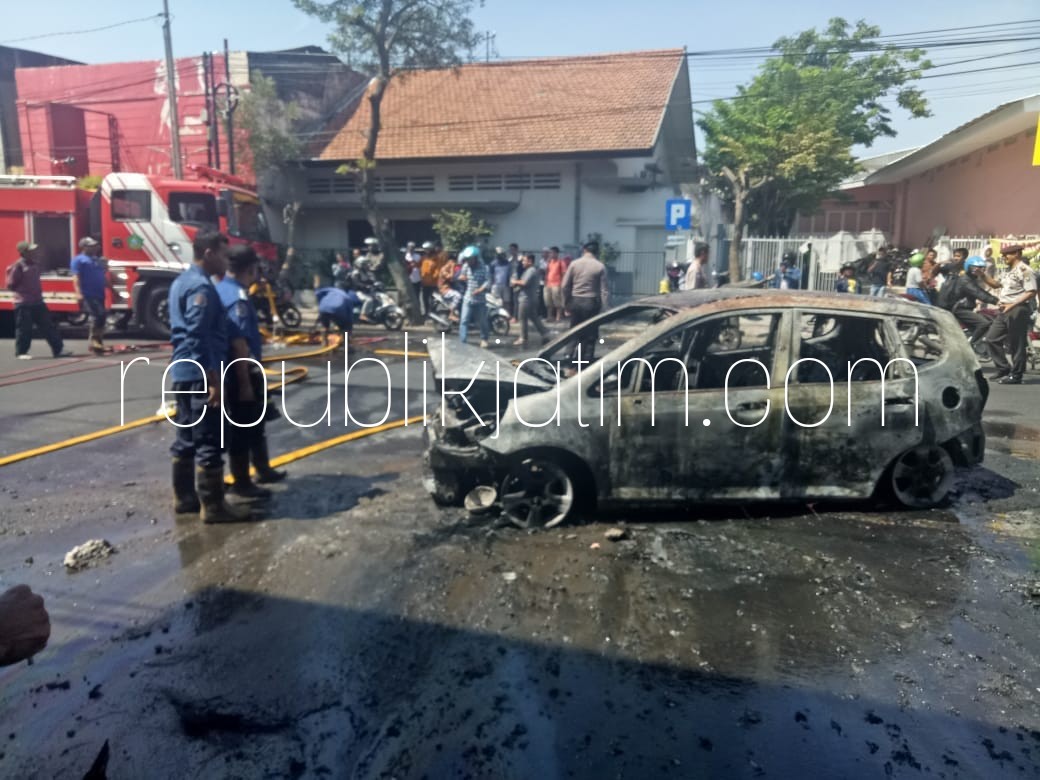 Tabrak Tiang Telepon, Honda Jazz PNS Dinkes Sidoarjo Ludes Terbakar