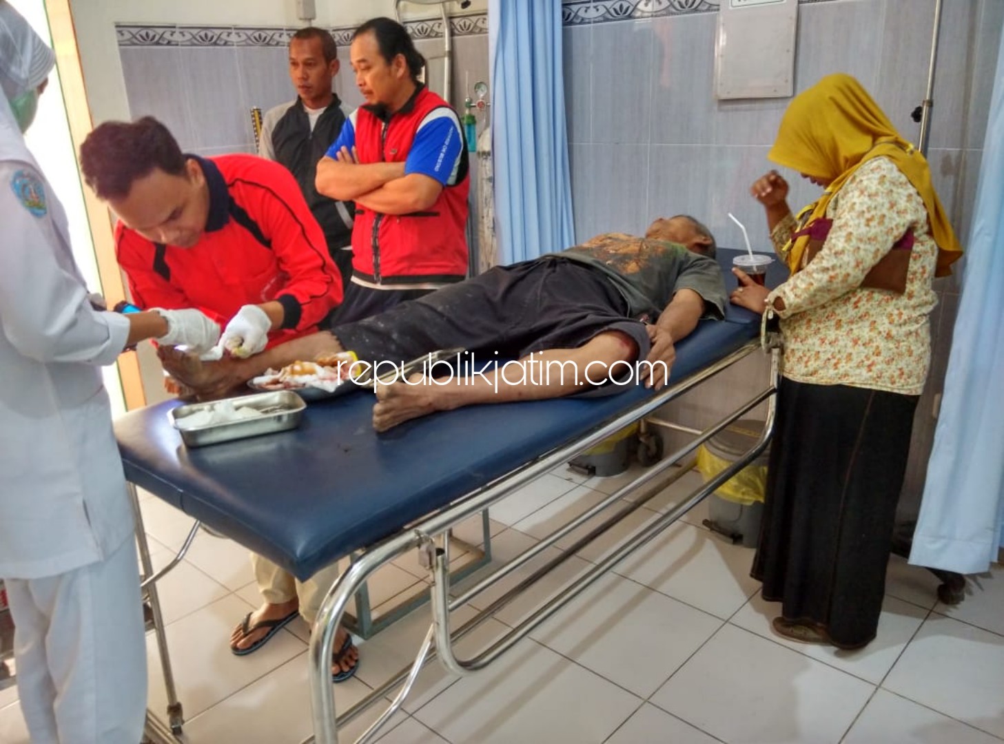 Motor Diseduruk dari Belakang, Staf Camat di Ponorogo Dilarikan Rumah Sakit