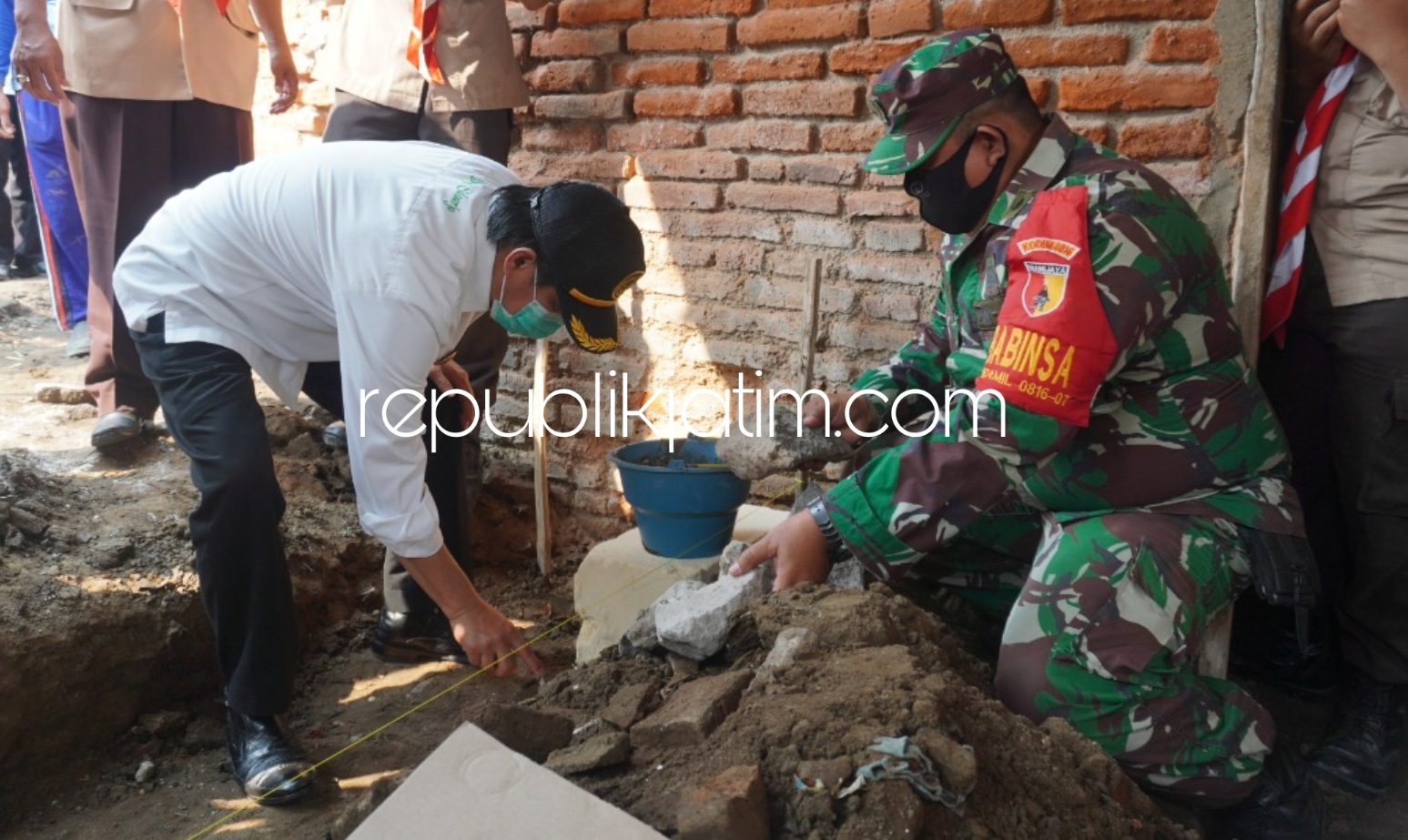 Kwarcab Pramuka Sidoarjo Bedah Tujuh Rumah Warga Tak Layak Huni