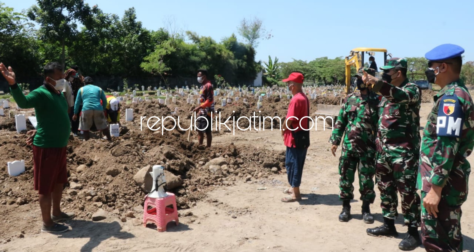 Dandim Sidoarjo Ingatkan Para Penggali Makam TPU Delta Praloyo Terapkan Protokol Kesehatan dan Jaga Stamina