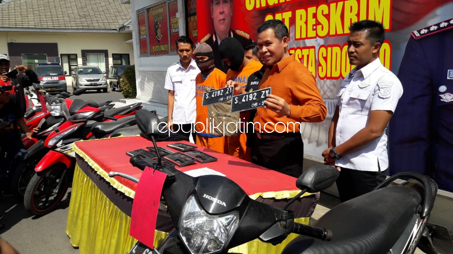 Dua Komplotan Penggelapan Sekaligus Penadah Motor dan Mobil Diringkus Polisi