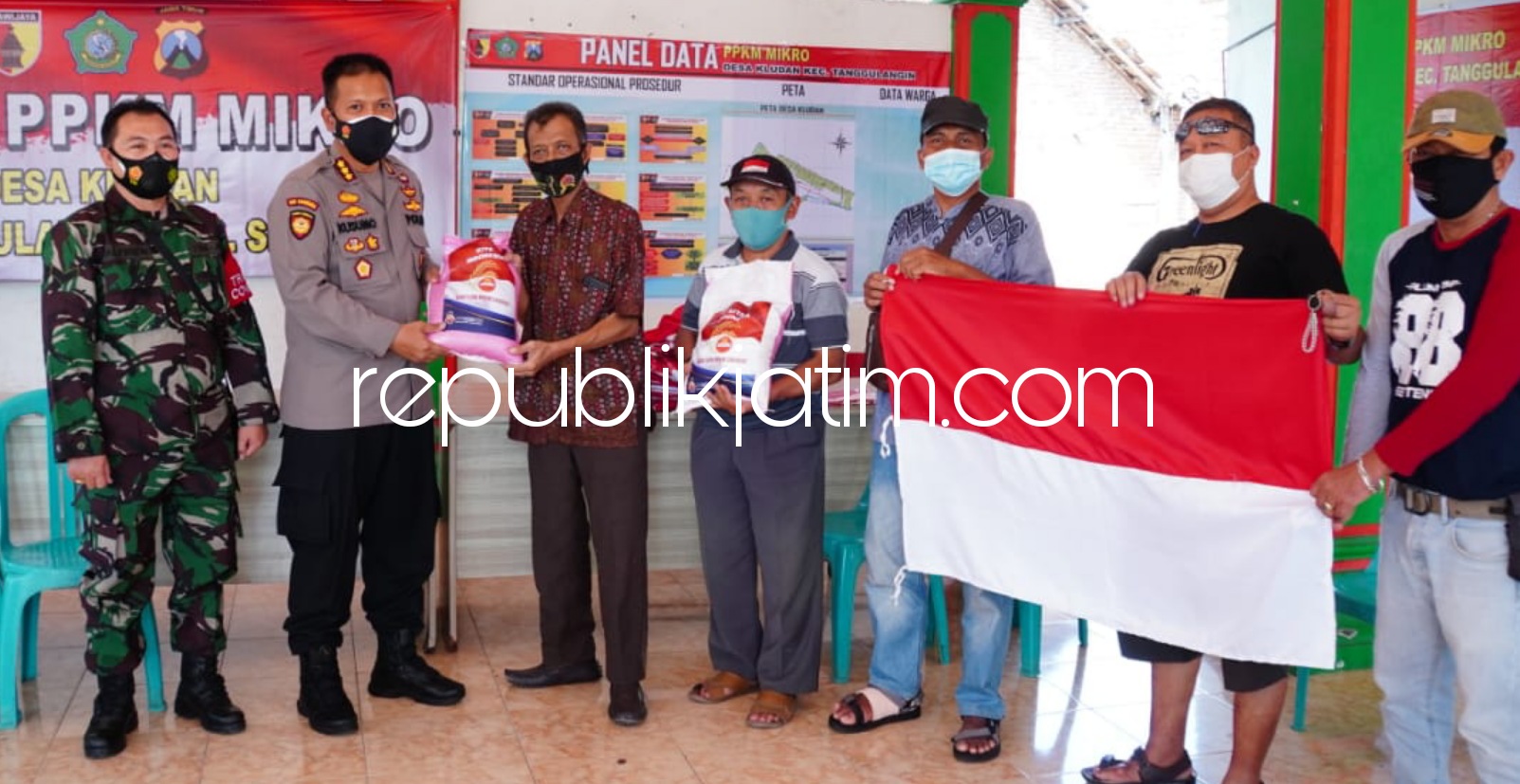 Bansos Sembako Covid-19 dan Bendera Merah Putih Sasar Pelaku UMKM Sentra Tas Tanggulangin