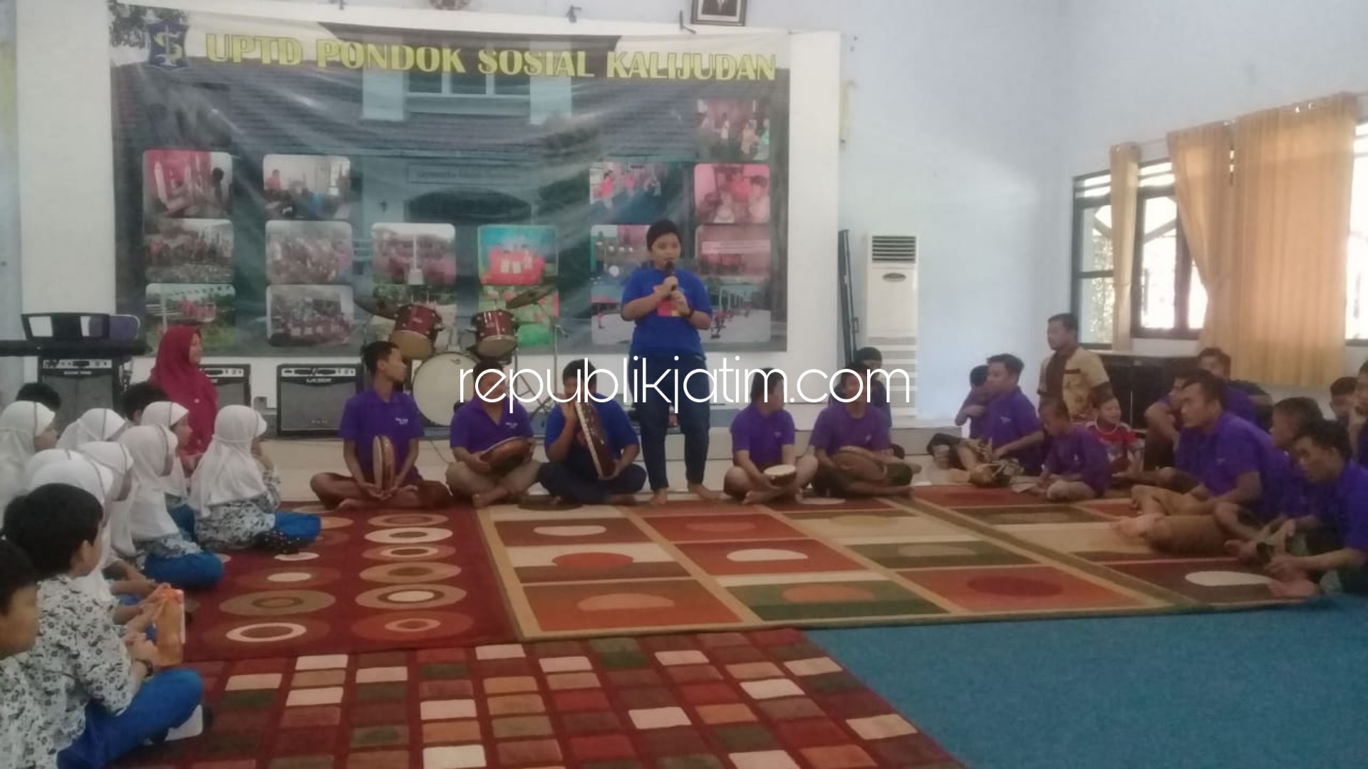 Kunjungi Anak-Anak Autis, Siswa SD Al Muslim Bersyukur dengan Berbagi