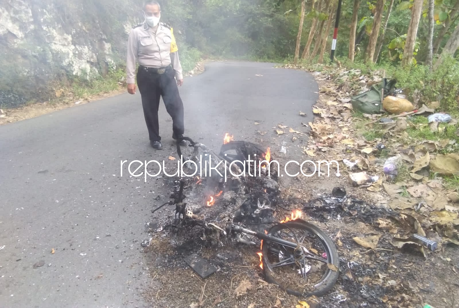 Sepeda Motor Kurir JNT Ludes Terbakar Di Tanjakan Jalur Bungkal - Ngrayun Ponorogo