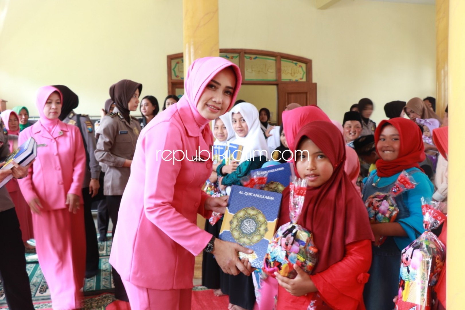 Bhayangkari Ponorogo Santuni  Warga Miskin 2 Desa di Pudak 