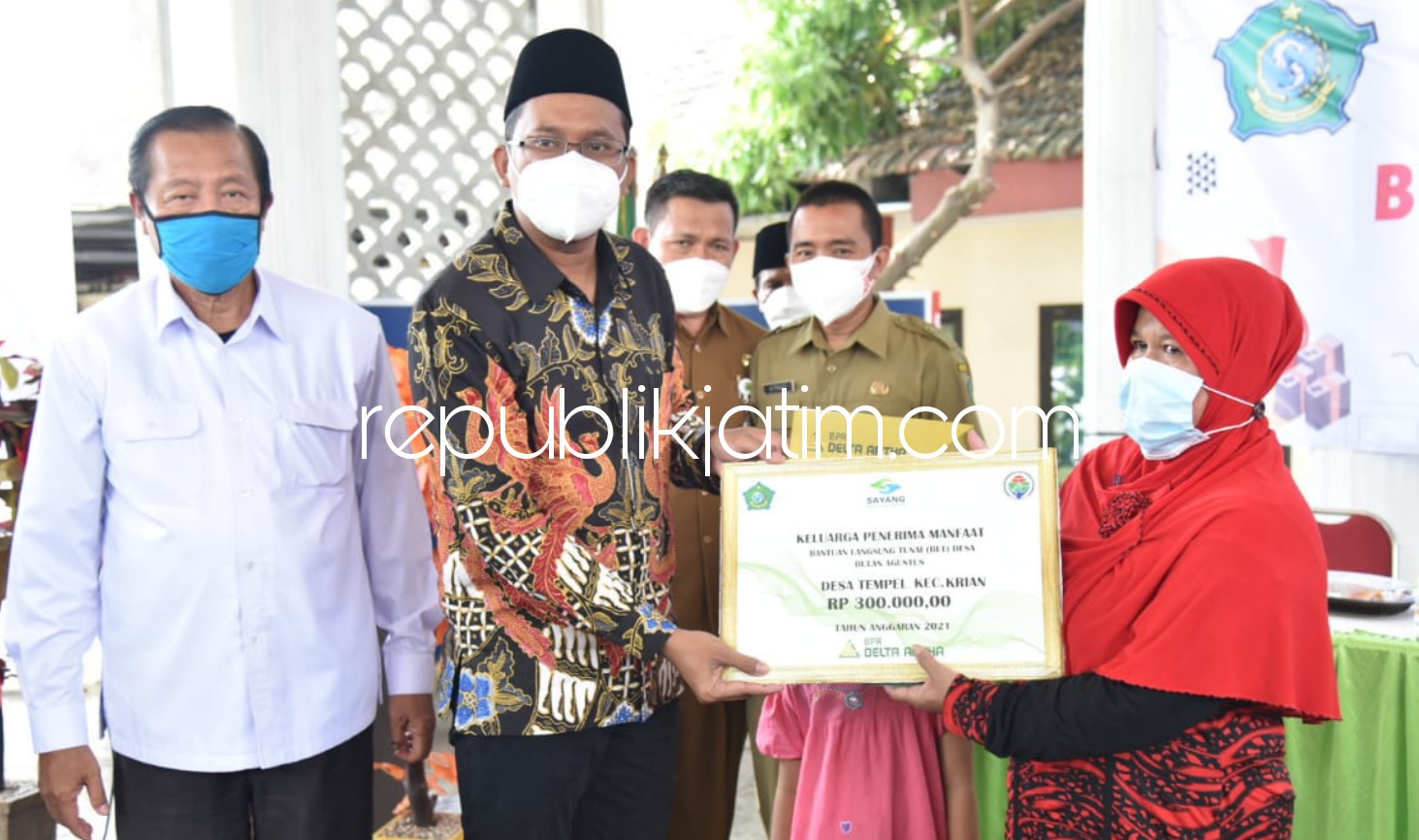 Bupati Sidoarjo Salurkan BLT DD untuk Puluhan Warga Tempel Krian