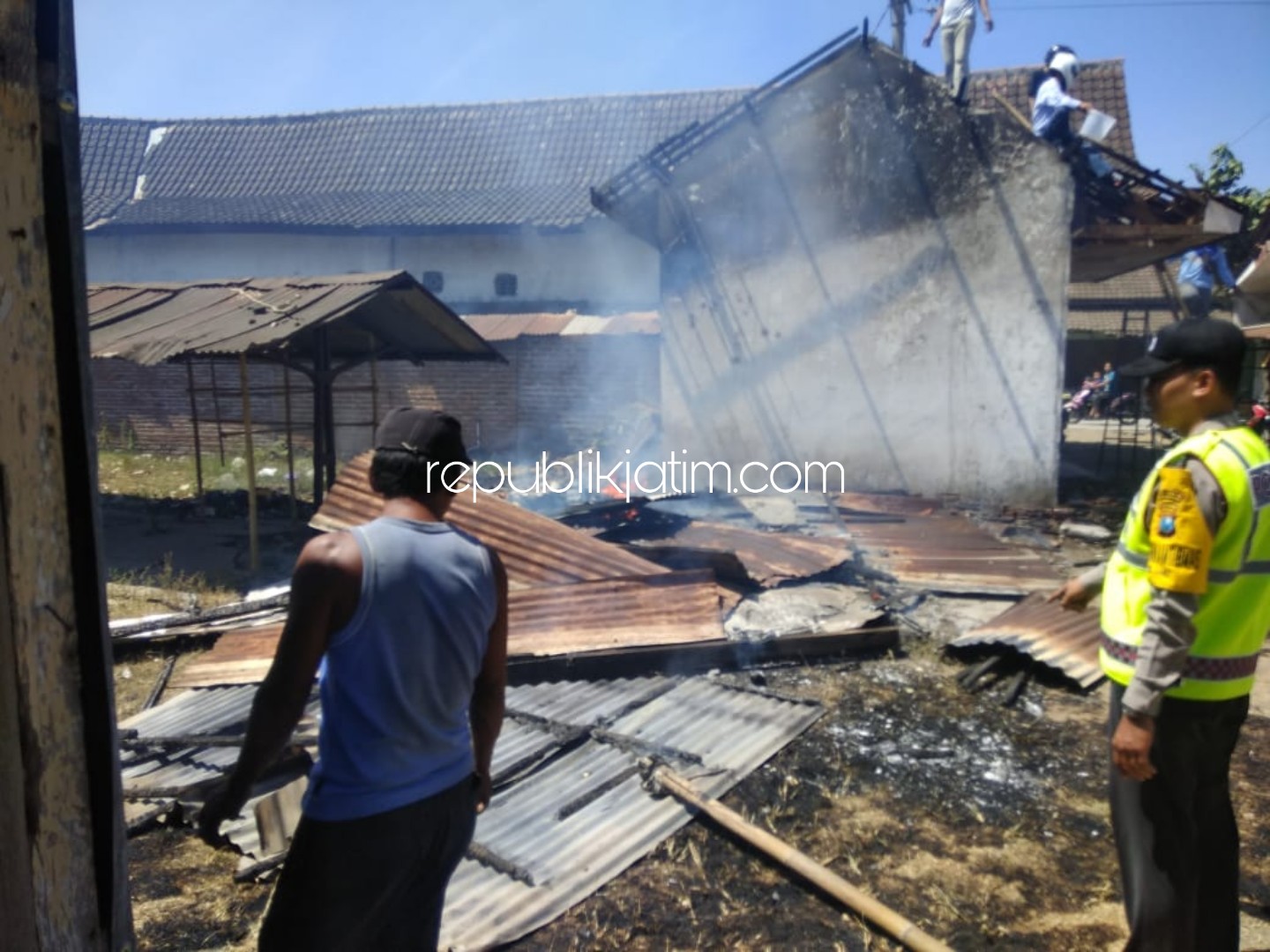 Gara-Gara Sisa Pembakaran Sampah, Warung di Ponorogo Ludes Terbakar