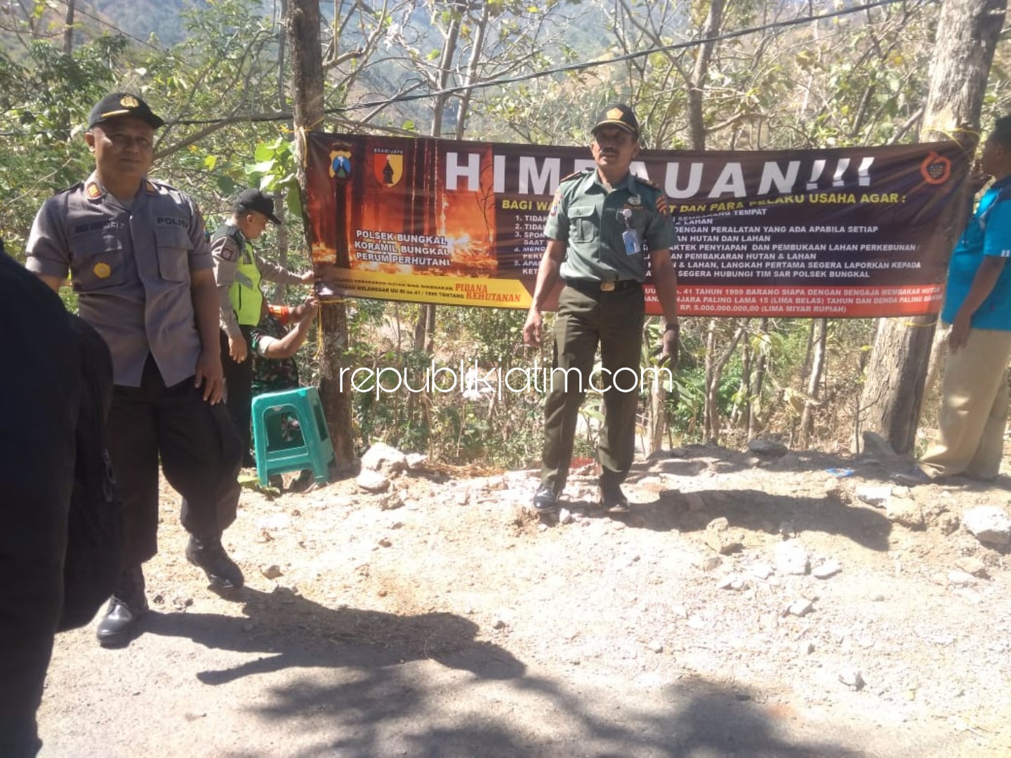 Petugas Gabungan Pasang Spanduk Himbauan, Pembakar Hutan Terancam 15 Penjara