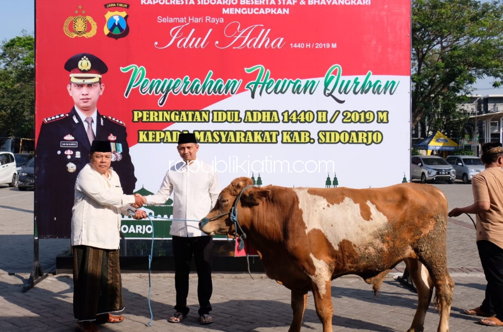 Polresta Salurkan 17 Ekor Sapi dan 68 Kambing Kurban untuk Warga Sidoarjo