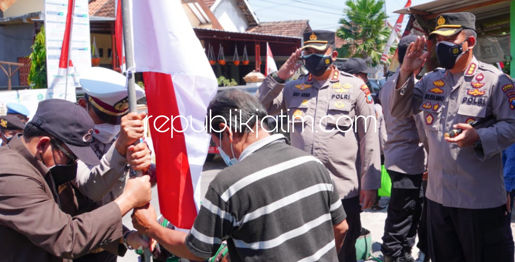 Polresta Sidoarjo Bagikan Bansos dan Bendera Merah Putih Door to Door untuk Warga Jabon