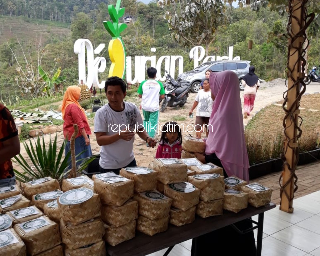 DeDurian Park Jombang Bagikan Daging Kurban Gunakan Daun dan Besek 