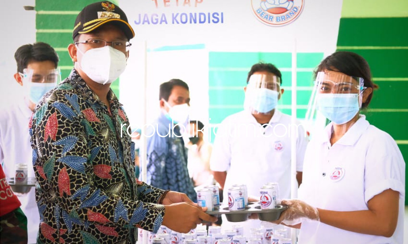 Nakes di Sidoarjo Disuplai 1.200 Paket Bantuan Berisi Daging dan Telur