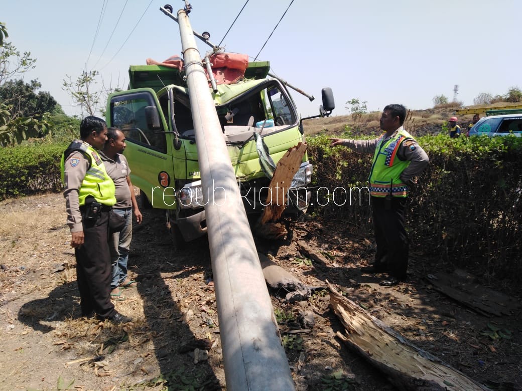 Ban Selip, Truk Material Ringsek Tabrak Beton PJU di Jabon