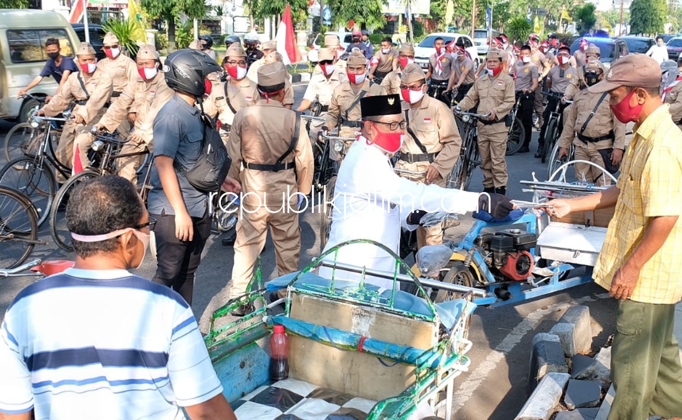 Berpakaian Tempo Doeloe, Kapolresta Sidoarjo Ngonthel Sambil Bagikan 2.000 Masker