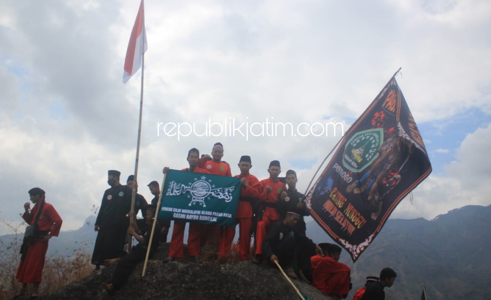 Ratusan Warga PN Gasmi Kibarkan Merah Putih di Puncak Gunung Prebah Ponorogo