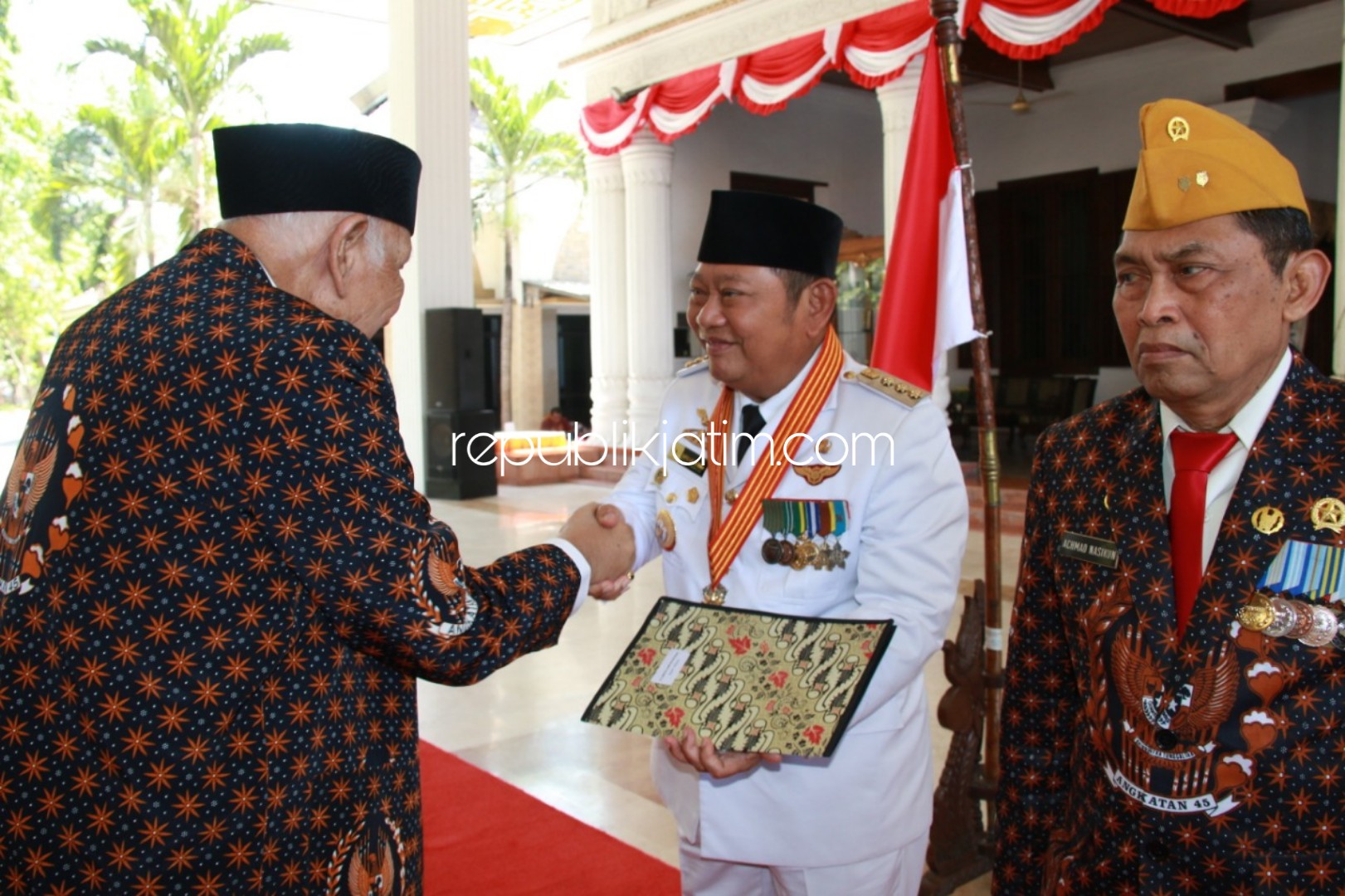 Bupati Sidoarjo Raih Medali  9 Windu Kejuangan Kemerdekaan RI