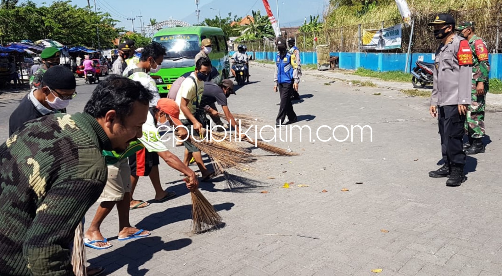 Kesadaran Masih Minim, Tak Pakai Masker Puluhan Warga Sidoarjo Dihukum Menyapu Pasar 