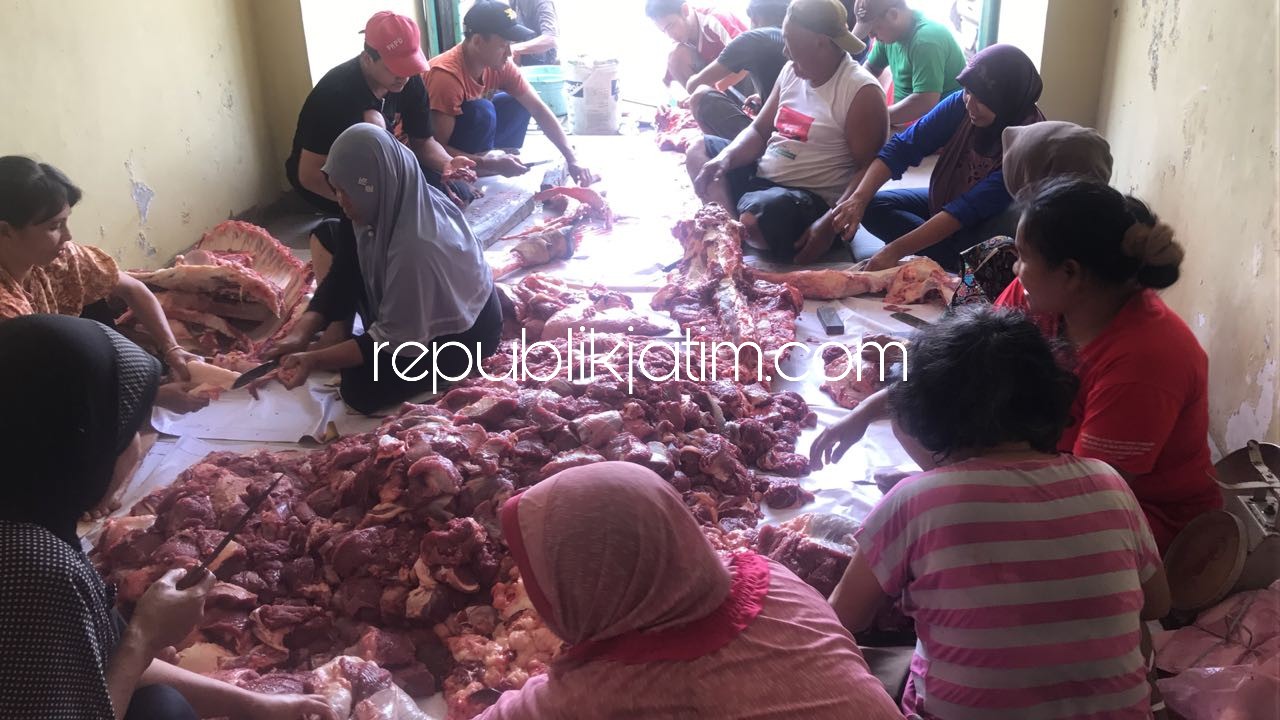 Warga Kraton Krian Menikmati Berbagi Daging Korban Bersama Cak Nizar