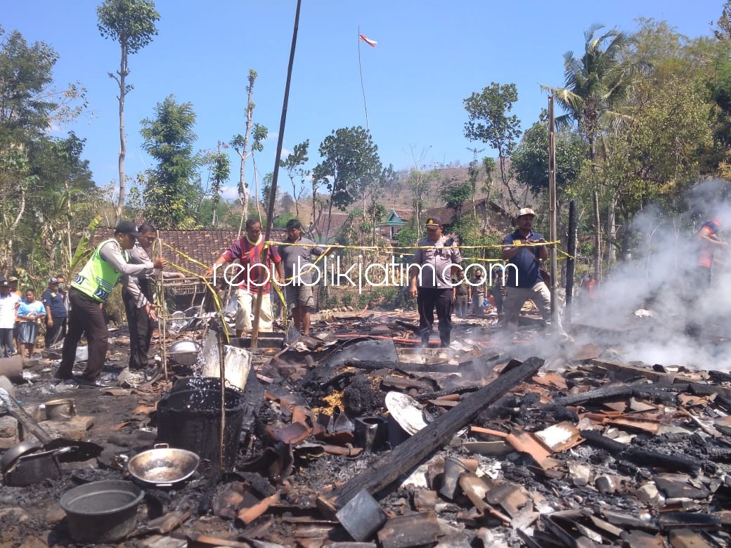 Ditinggal Lihat Kulkas Baru Tetangga, Rumah Ibu dan Anak Ludes Terbakar