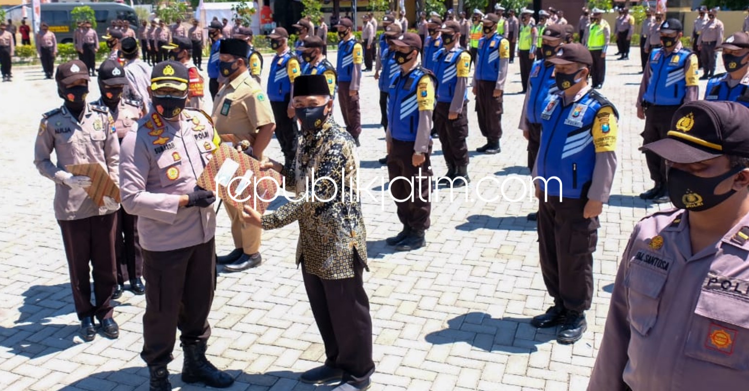 Kapolresta Beri Penghargaan Warga Wonocolo dan Waru Atas Perannya Jadikan Kampung Zona Hijau