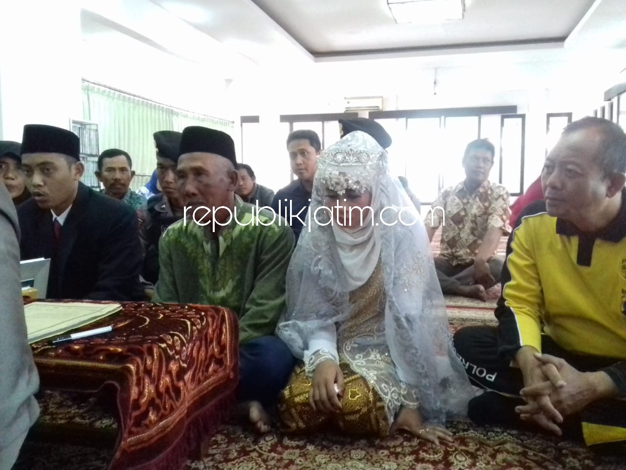 Sopir Terjerat Narkoba Menikahi Pujaan Hatinya di Masjid Polresta Sidoarjo