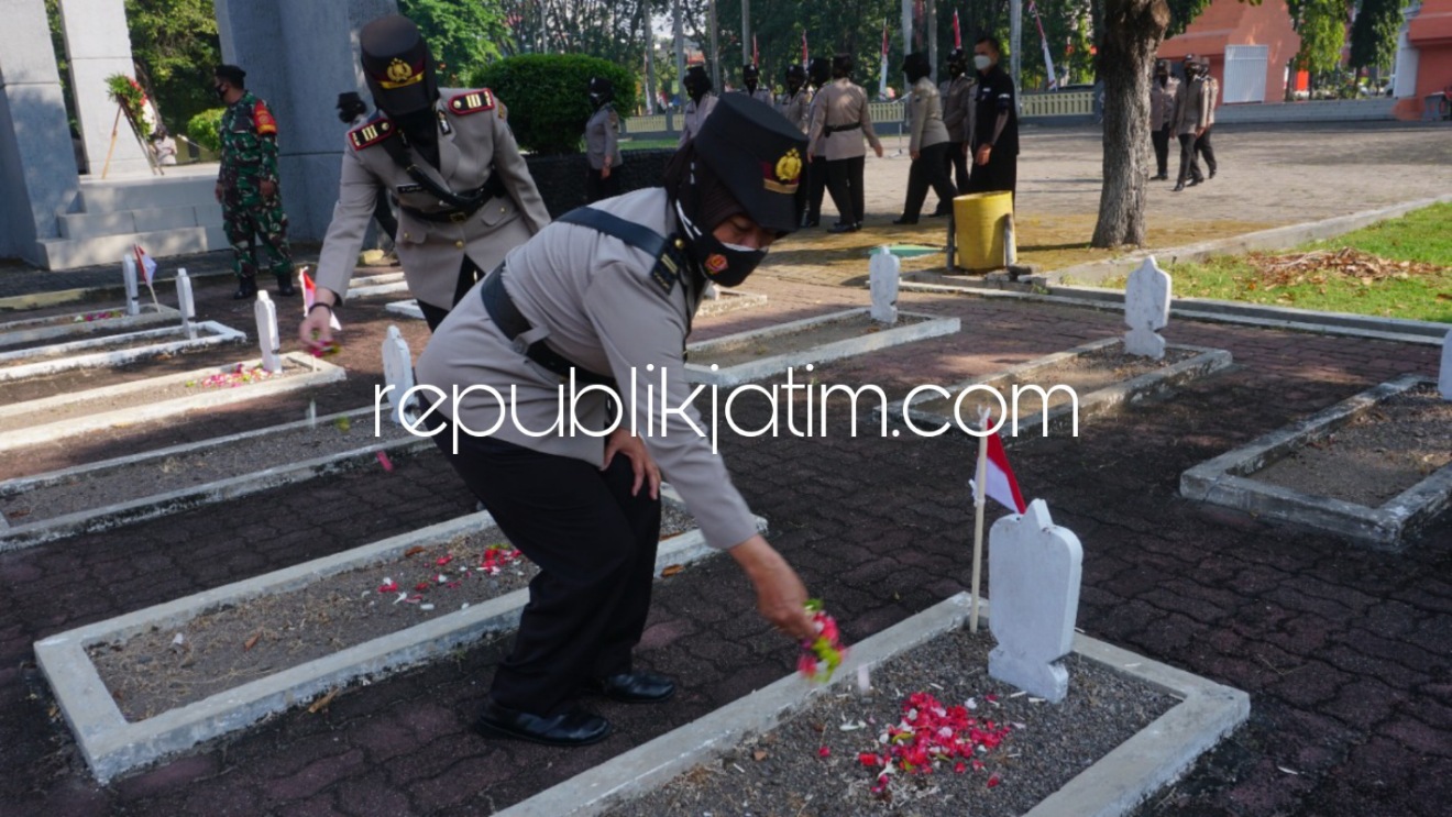 Jelang Hari Jadi Ke 73, Polwan Polresta Sidoarjo Ziarah TMP