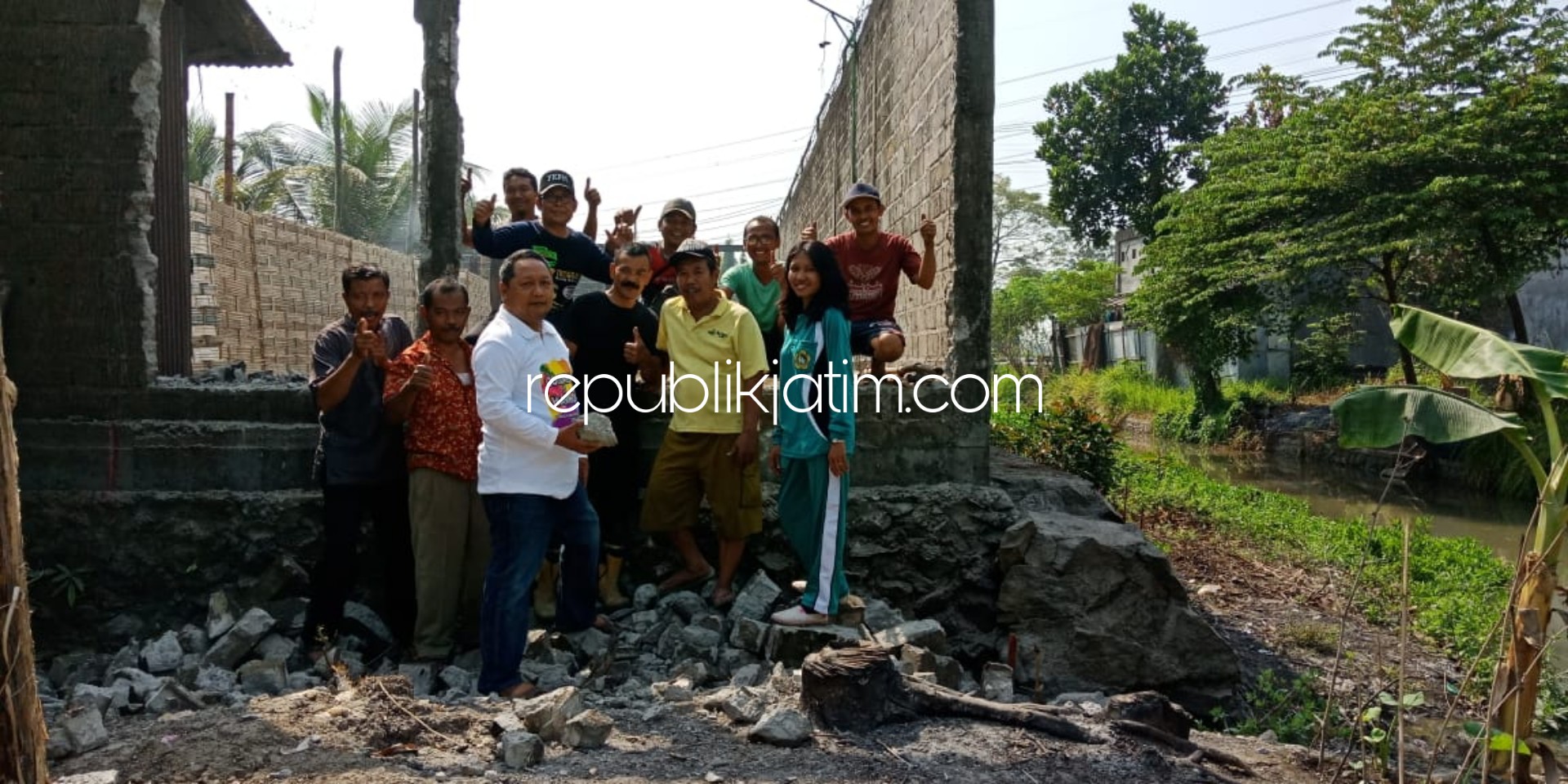 Warga Sidomulyo-Krian Bongkar Bangunan Gudang Untuk Jalan Antar Dusun