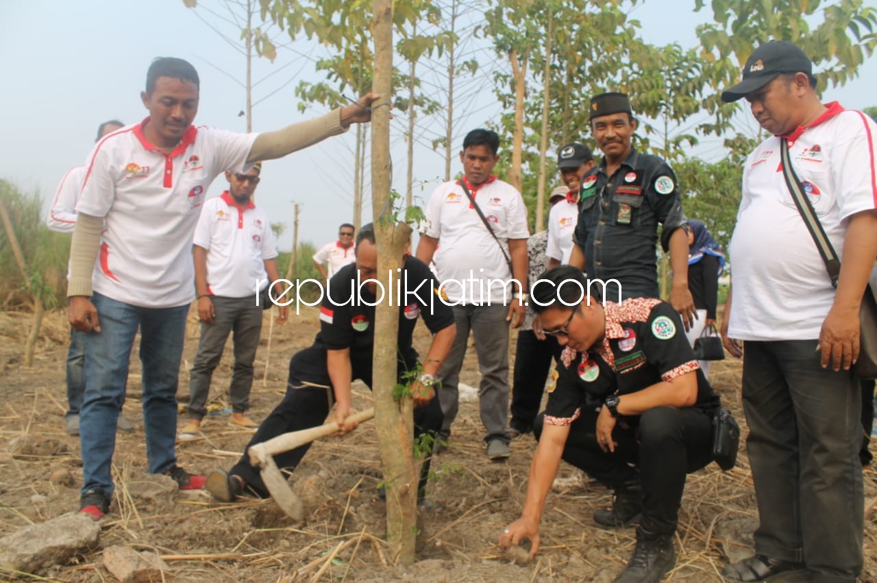 Puluhan Aktivis Lingkungan Tanam Pohon di Sekitar Tanggul Lumpur Sidoarjo