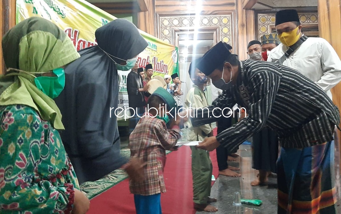 Malam 10 Muharram Masjid Roidlotul Muttaqin Sedenganmijen Santuni 60 Anak Yatim