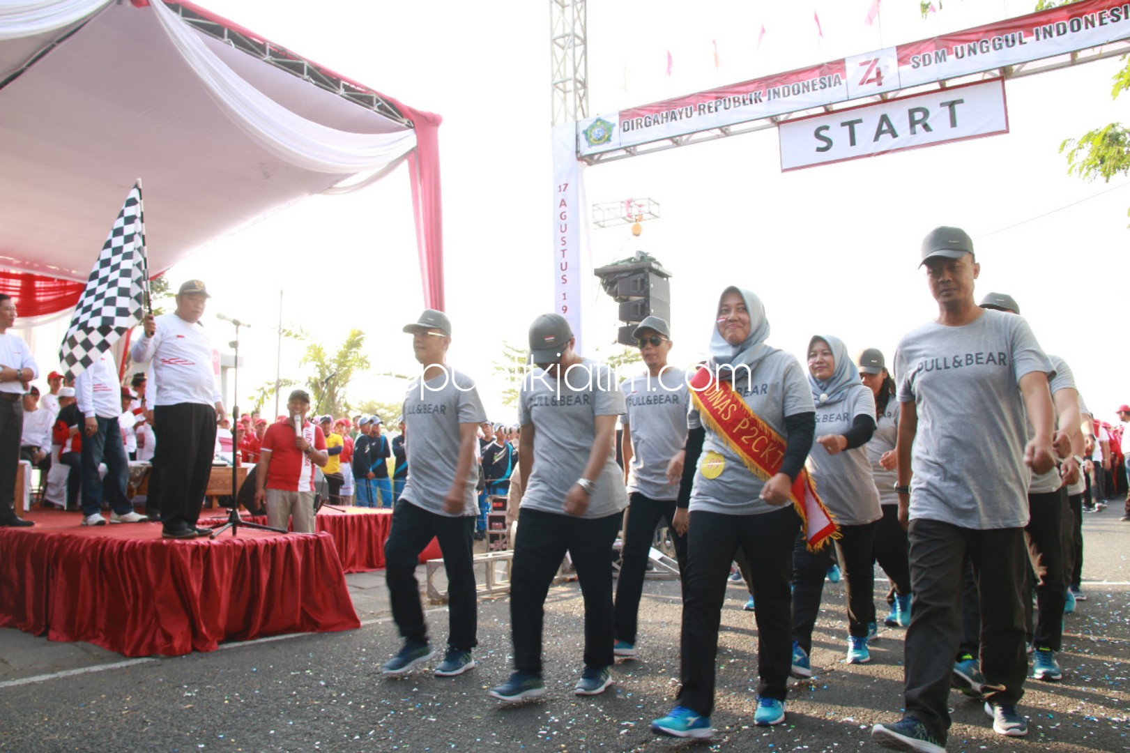 319 Regu Ramaikan Lomba Gerak Jalan HUT RI ke 74 di Sidoarjo