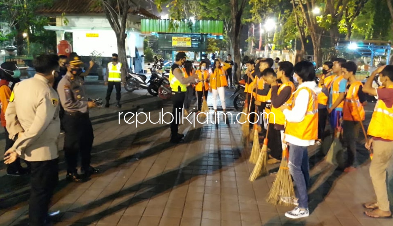 Tak Pakai Masker, Puluhan Pemuda Nyapu Alun-Alun Pakai Rompi Pelanggar Protokol Kesehatan