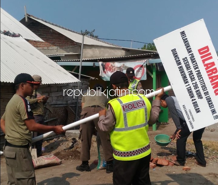 Petugas Pasang Papan Larangan Praktek Prostitusi di Kawasan Tlocor