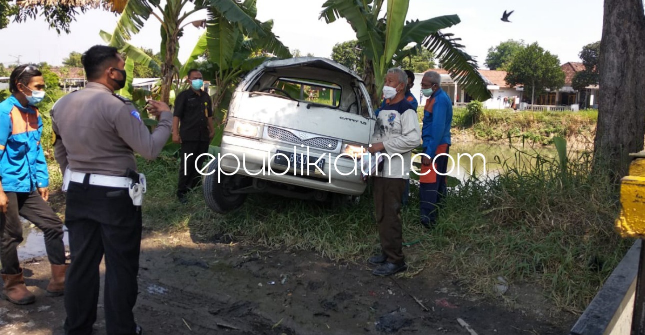 Mobil Pikup Mendahului dari Lajur Kiri, Ban Slip Terguling di JL Raya Surabaya - Mojokerto