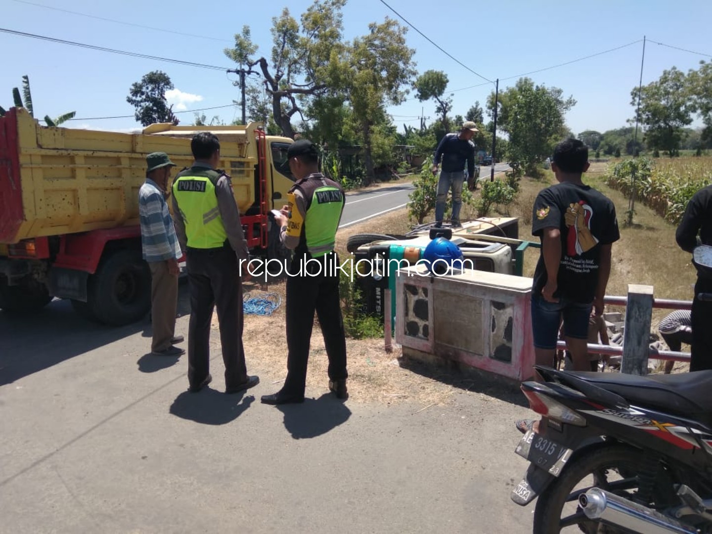 Mundur, Sopir Lalai Truk Material di Ponorogo Terguling di Parit