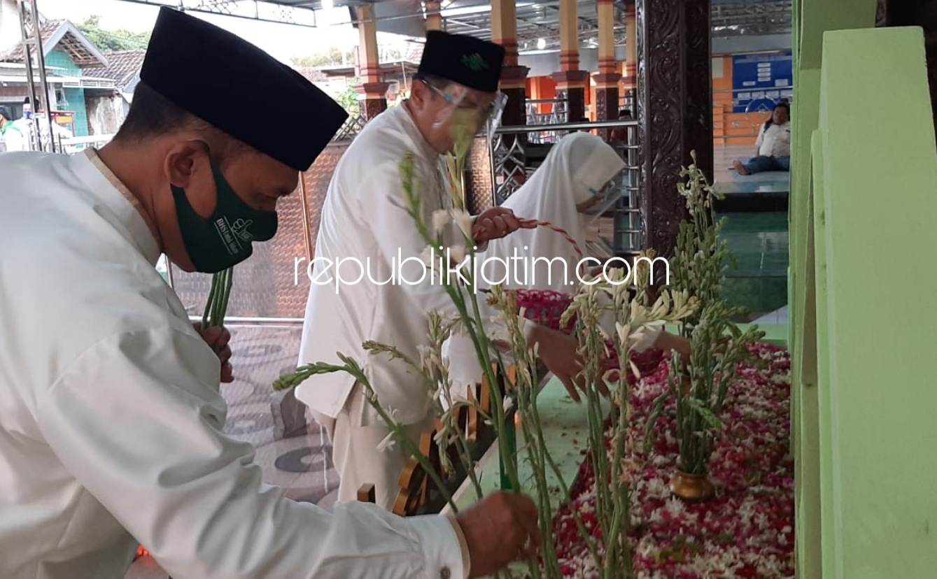 Usai Daftar ke KPU, BHS - Taufiqulbar Ziarah Ke Makam Bupati Pertama dan Mbah Ud