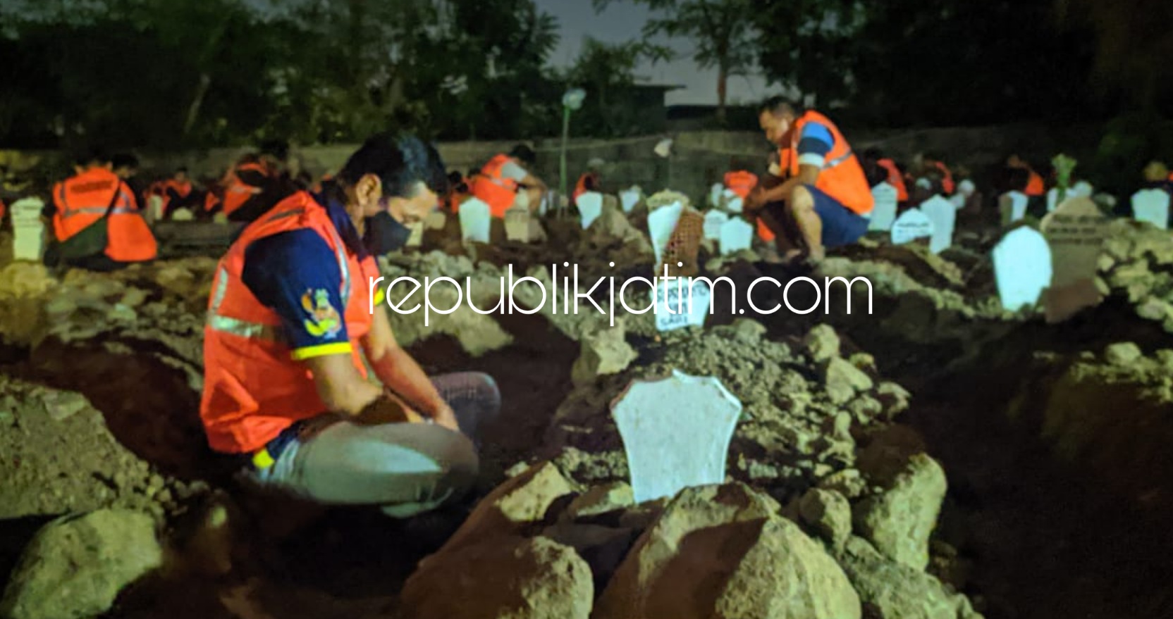 54 Pelanggar Protokol Kesehatan di Sidoarjo Disanksi Doa Bersama di Makam Korban Covid-19