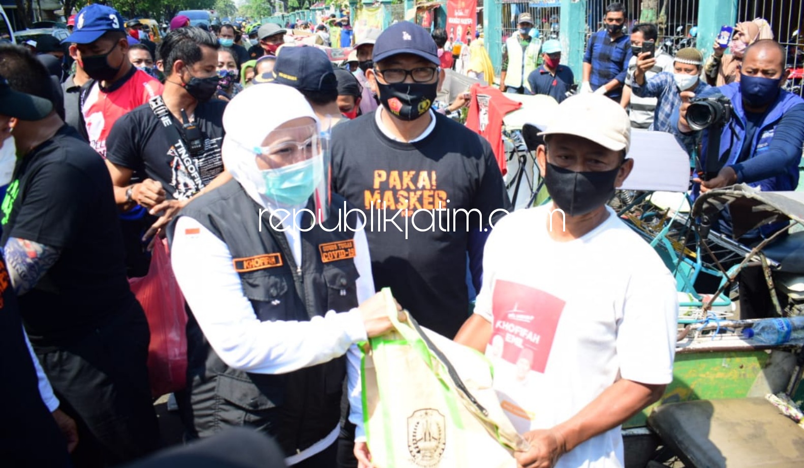 Gurbernur Jatim Bersama Forkopimda Sidoarjo Gowes Sambil Bagikan Masker