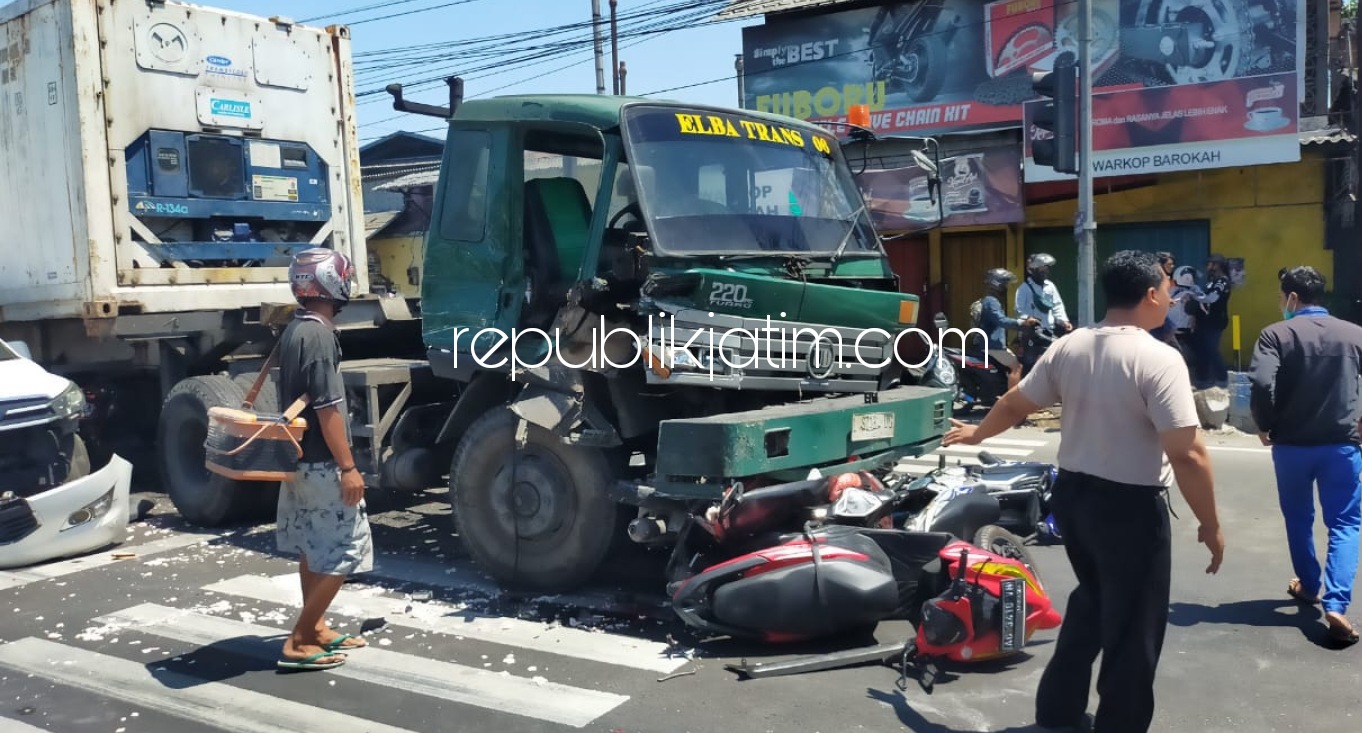 Rem Truk Trailer Blong, Seruduk 8  Kendaraan di Lampu Merah Taman 6 Terluka