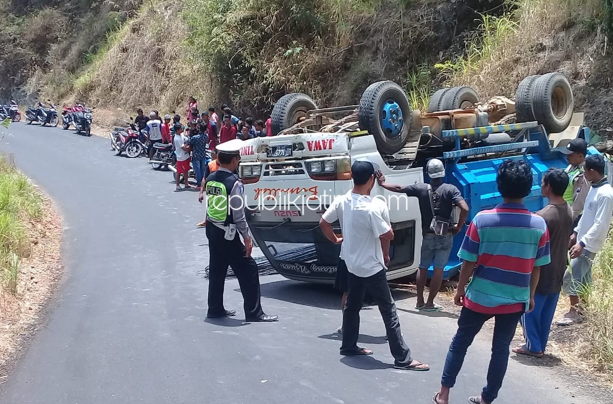 Truk Muatan Material Bangunan Terbalik di Tanjakan Slahung - Ngrayun