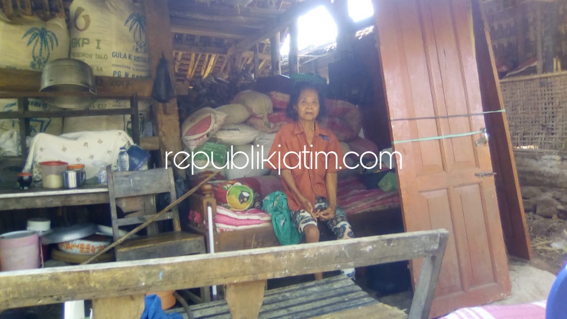 Kemiskinan di Ponorogo, Soinem dari Tidur hingga Tinggal di Gubuk Berdampingan Kandang Sapi