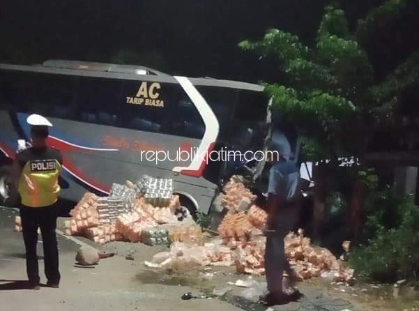 Truk Adu Moncong Lawan Bus Sumber Selamet, Kenek Tewas 8 Terluka