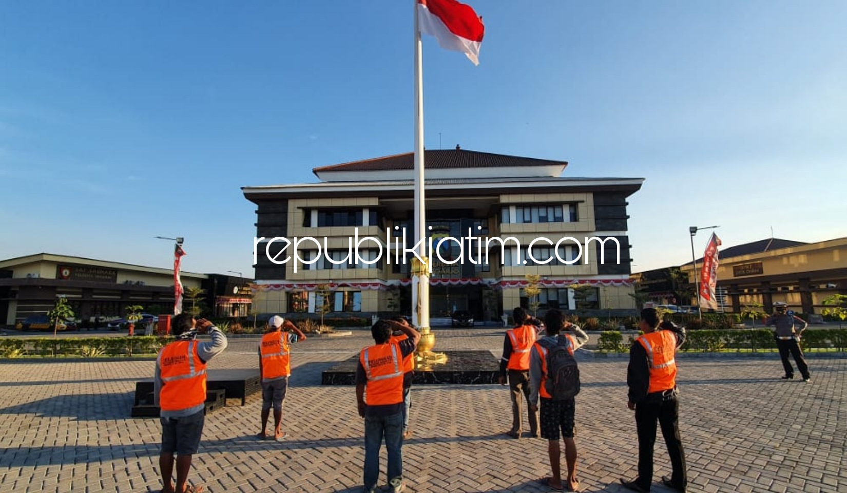 Terjaring di Pos Check Point Tertib Bermasker, Pelanggar Dihukum Hormat Bendera